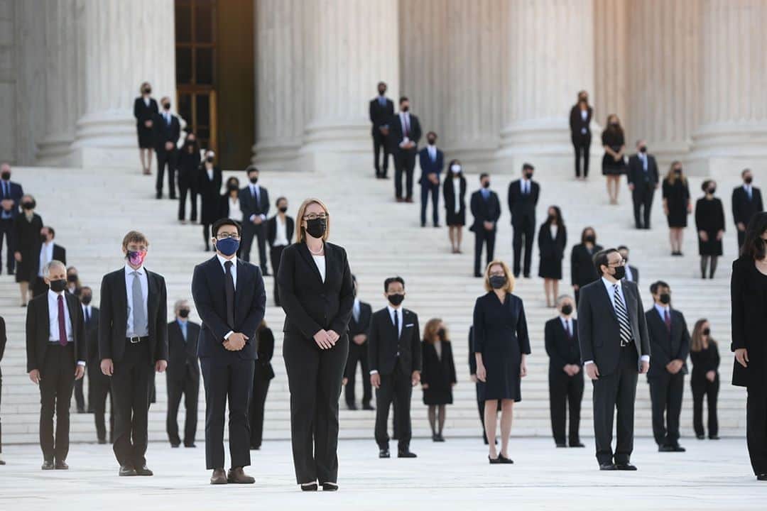 E! Onlineさんのインスタグラム写真 - (E! OnlineInstagram)「More than one hundred of Ruth Bader Ginsburg's former clerks meeting her casket on the steps leading to the Supreme Court. 📍Washington, DC (📷: Getty Images)」9月24日 6時46分 - enews
