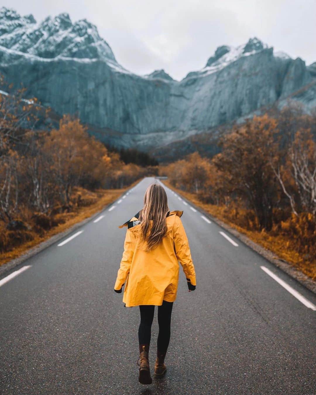 FOLKのインスタグラム：「A very muted autumn feel and I’m not mad. Today’s favorites are: 1.) @frauki 2.) @lhackett 3.) @eliassnyders 4.) @chadtorkelsen 5.) @giuligartner 6.) @jessolm」