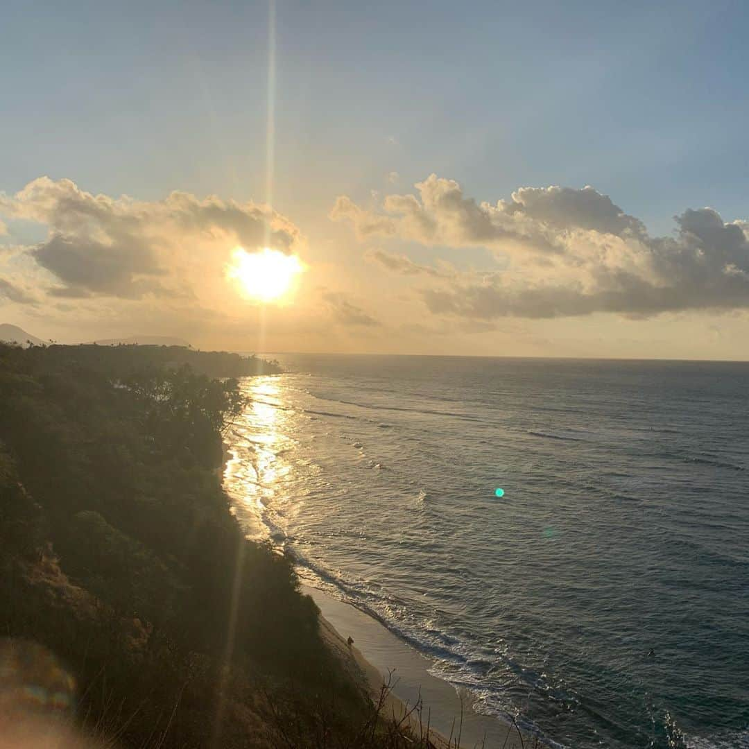 飯島寛子さんのインスタグラム写真 - (飯島寛子Instagram)「Good morning from Daimond Head Rd.   Discipline in a long-distance race   今日の御言葉 Keep your eyes on Jesus,who both began and finished this race we’re in. (Hebrews 12:2) the message    信仰の創始者であり、完成者であるイエスから目を離さないでいなさい。(ヘブル12:2)   アーメン  #聖書　#themessage #eugenehperteson #ハワイを走る　#人生のマラソン　#keeprunning #信仰を走る」9月24日 6時58分 - hirokoiijima