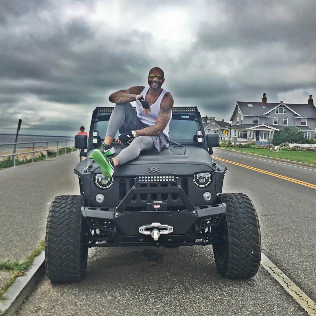 カルロス・ブーザーのインスタグラム：「JEEP LIFE.... HOLDAT 🤙🏽」