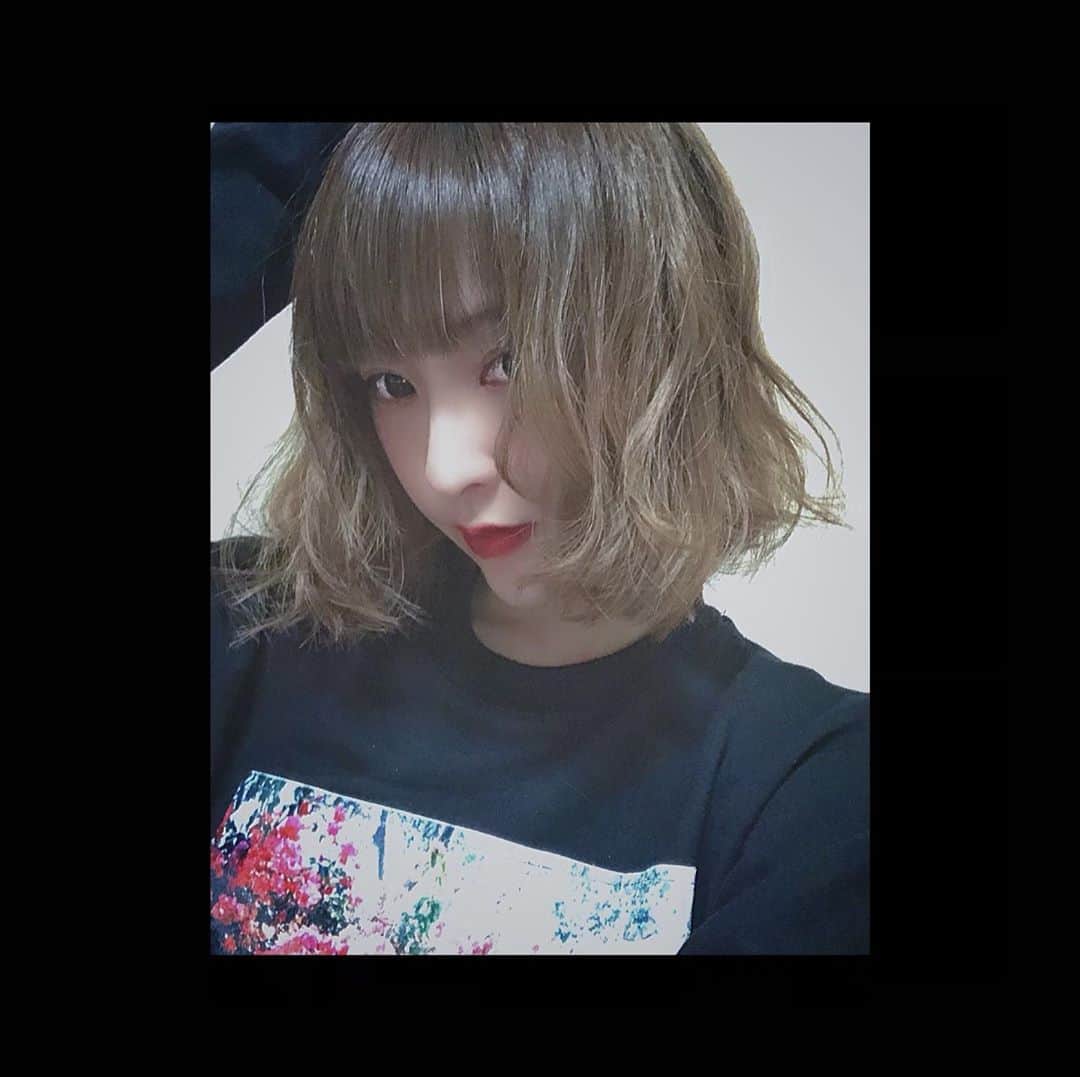 綾野ましろさんのインスタグラム写真 - (綾野ましろInstagram)「アレンジもできる長さ🧸。 フワ〜。っと軽くやってみたver.🌹 カラーはせずブリーチした透け感そのまま残したよん。  #ごきげんよう　#hairstyle  #NEW」9月24日 7時11分 - ayanomashiro_official