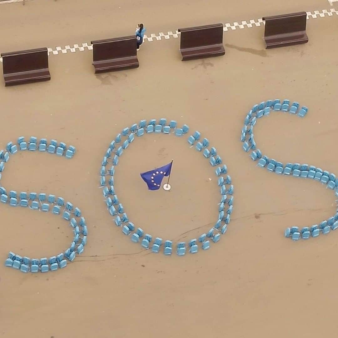 unicefさんのインスタグラム写真 - (unicefInstagram)「S.O.S.Today, 200 UNICEF backpacks were laid in front of the EU to highlight the urgent need to invest in education. Over 1.5 billion children and young people have had their learning disrupted by COVID-19 globally. © UNICEF/UNI374898/De Clercq #BackPack2School #SOSEducation」9月24日 7時06分 - unicef