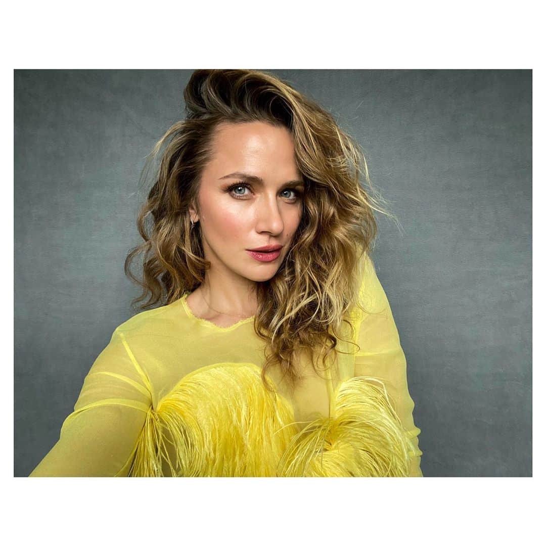 シャンテル・ヴァンサンテンのインスタグラム：「💛 On a gloomy day like today I decided to be my OWN damn ray of sunshine! ☀️ Such an awesome day talking Becca & Season 2 of @theboystv !!」