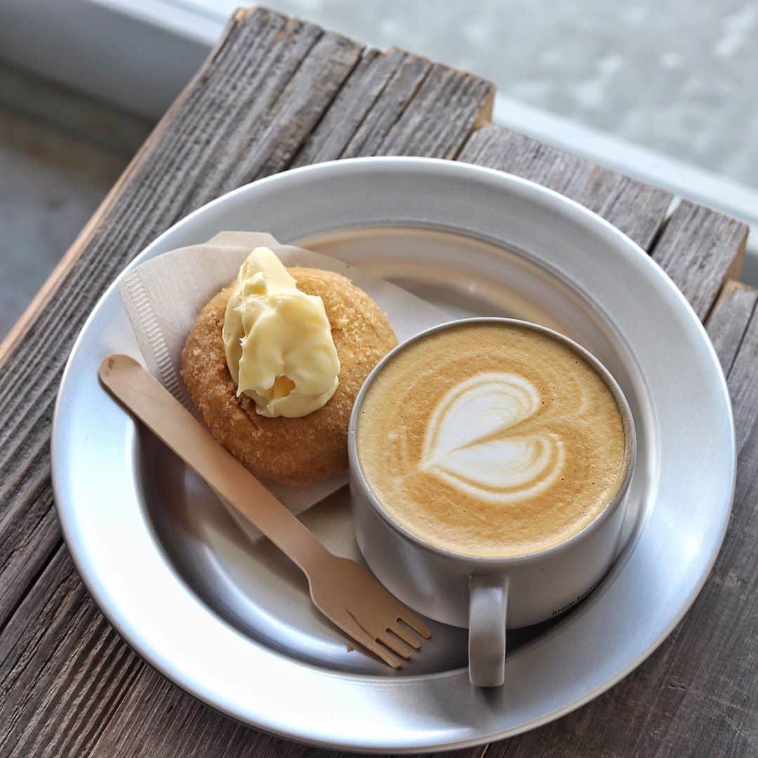きょん。さんのインスタグラム写真 - (きょん。Instagram)「.  .  loose kyoto @loosekyoto  人通りが まだ疎らだった午前中、 一人ドーナツ片手に ラテを飲んでいたら 人の声が徐々に増えてきて。  知らない人でも 前を通り過ぎればきっと、 立ち寄りたくなります、ここ。  #loosekyoto #kyoto#coffee#donuts」9月24日 7時15分 - kyon_tokiiro
