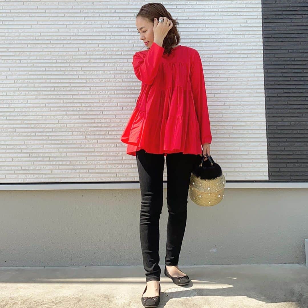 のインスタグラム：「おはよ🐔 最近スカート履いてない‼️ あんなにスカート好きだったのに👗💕 ______________________________ @mite__official  さんの可愛いティアード👗 pants／#zara bag／ @hansry.japan  shoes／#gu pierce／#keimade ______________________________ #locari#mamagirl#大人カジュアル#着回しコーデ #ママコーデ#カジュアルコーデ#153cmコーデ#大人ファッション#アラフォーコーデ#codenate#デニム #ダイエット中 #おちびコーデ#オトナカジュアル#ママファッション #大人コーデ #低身長コーデ #オーバーサイズ #きれいめカジュアル#ザラジョ#ミテガール#ミテジョ#プチプラコーデ#秋コーデ#ミディアムヘア#スキニー」