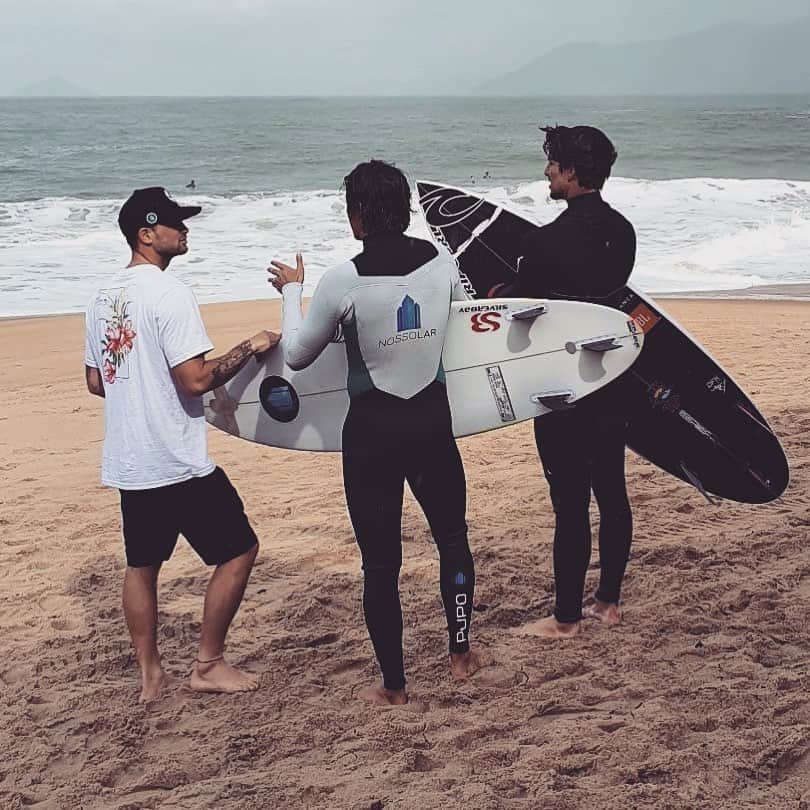 ミグエル・プッポのインスタグラム：「Mais um dia de diversão com os amigos no quintal de casa✌️🙏👊 @gabrielmedina @alejomuniz」