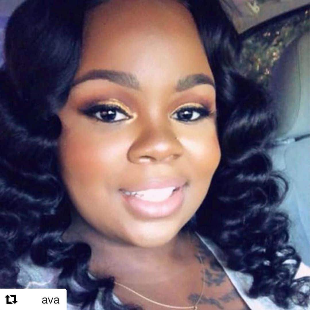 エリザベス・リーサーのインスタグラム：「“Injustice anywhere is a threat to justice everywhere.”  -Martin Luther King Jr.   There is no justice. What a world. I am heartbroken for #BreonnaTaylor, and for her family -  and for all the people that are mourning this tragedy, and who are traumatized by this decision today.   Reposting @ava : Our sis. We live in a world of crooks with titles and criminals with badges that will not give you justice today. But justice will come. And it will come from us. Pushing and pulling, plotting and protesting, piercing and penetrating the blue walls that seek to bind us, control us, terrorize us, subjugate us. Justice will come. Not today. But it will. Until then, we give you what we can. We give you glory. That word means that we will take pride in you. We will honor you. We will never forget you. We can give you this today. And tomorrow. And onward. 🙏🏾」