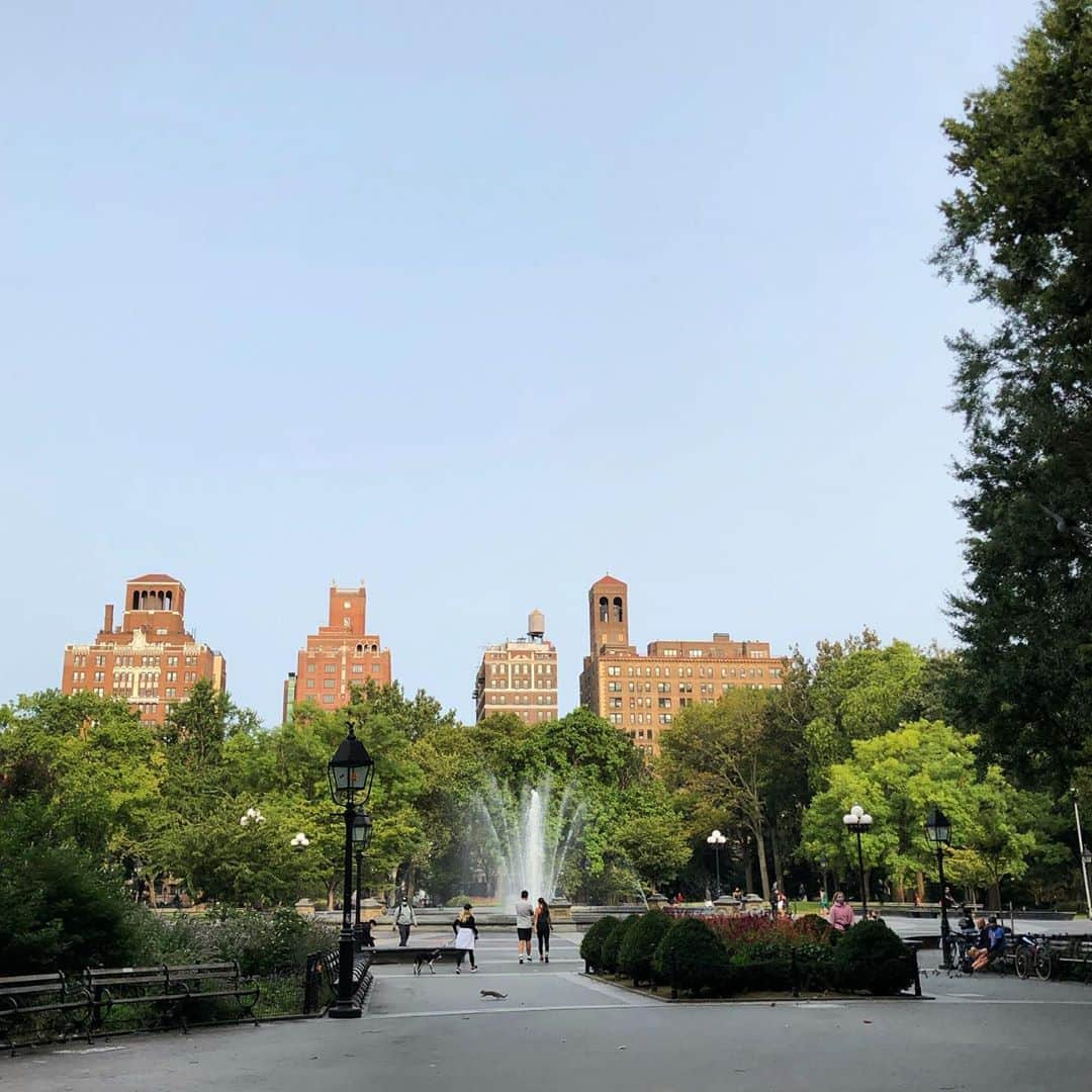 岡田育さんのインスタグラム写真 - (岡田育Instagram)「Empty New York City. I miss students noise here... #washingtonsquarepark #endofsummer」9月24日 7時47分 - okadaic