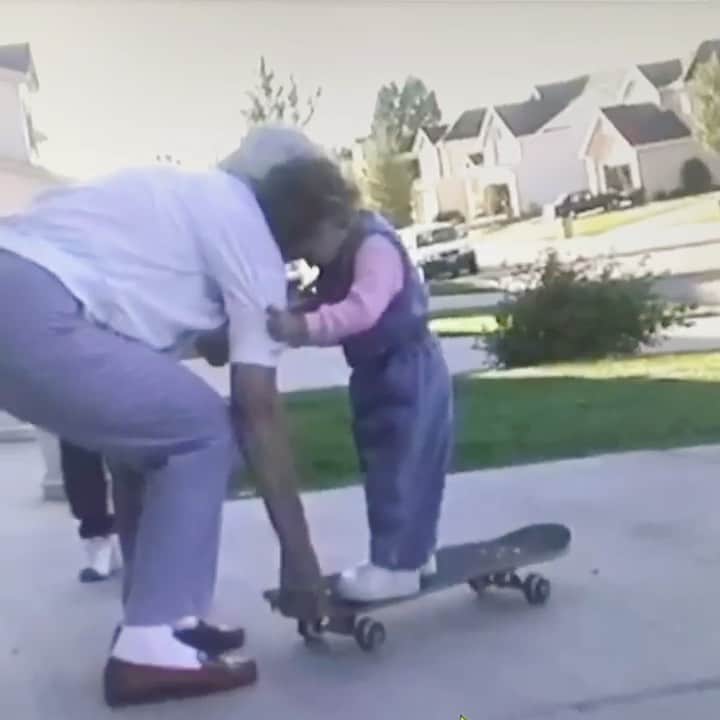 のインスタグラム：「this is where it all began! 😌  so awesome to find some home videos from living in Colorado with my mom and grandma as a baby.  who would have thought that 10 years later i’d be growing up on an island and find this wooden toy again. if only i knew my life would never be the same 😉  so grateful for this life that i have & i’m so lucky i get to live out my dreams everyday. thank you to everyone who has supported me throughout the years. life is so full.   i love you all!!! 🙂💕  p.s. i still stick my tongue out when I skate 😂」