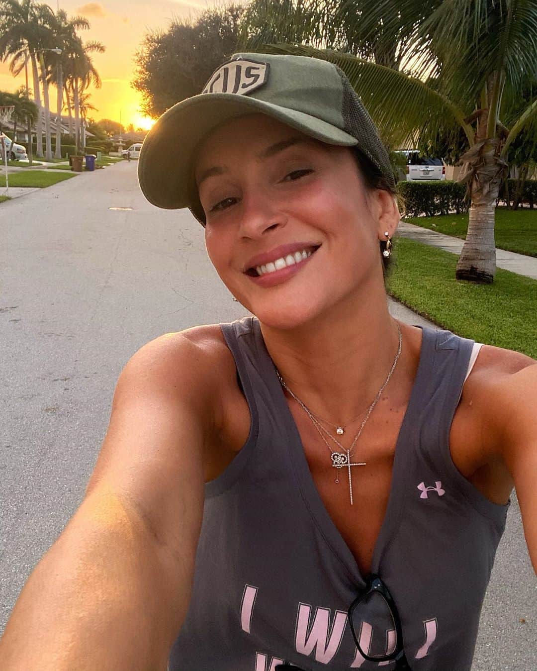 Claudia Leitteのインスタグラム：「Como você #Desembaça? O que você tem feito pra aliviar o estresse? Experimente fazer qualquer coisa deliciosa ao som de “Desembaça”, minha música nova, disponível em todas as plataformas digitais!」