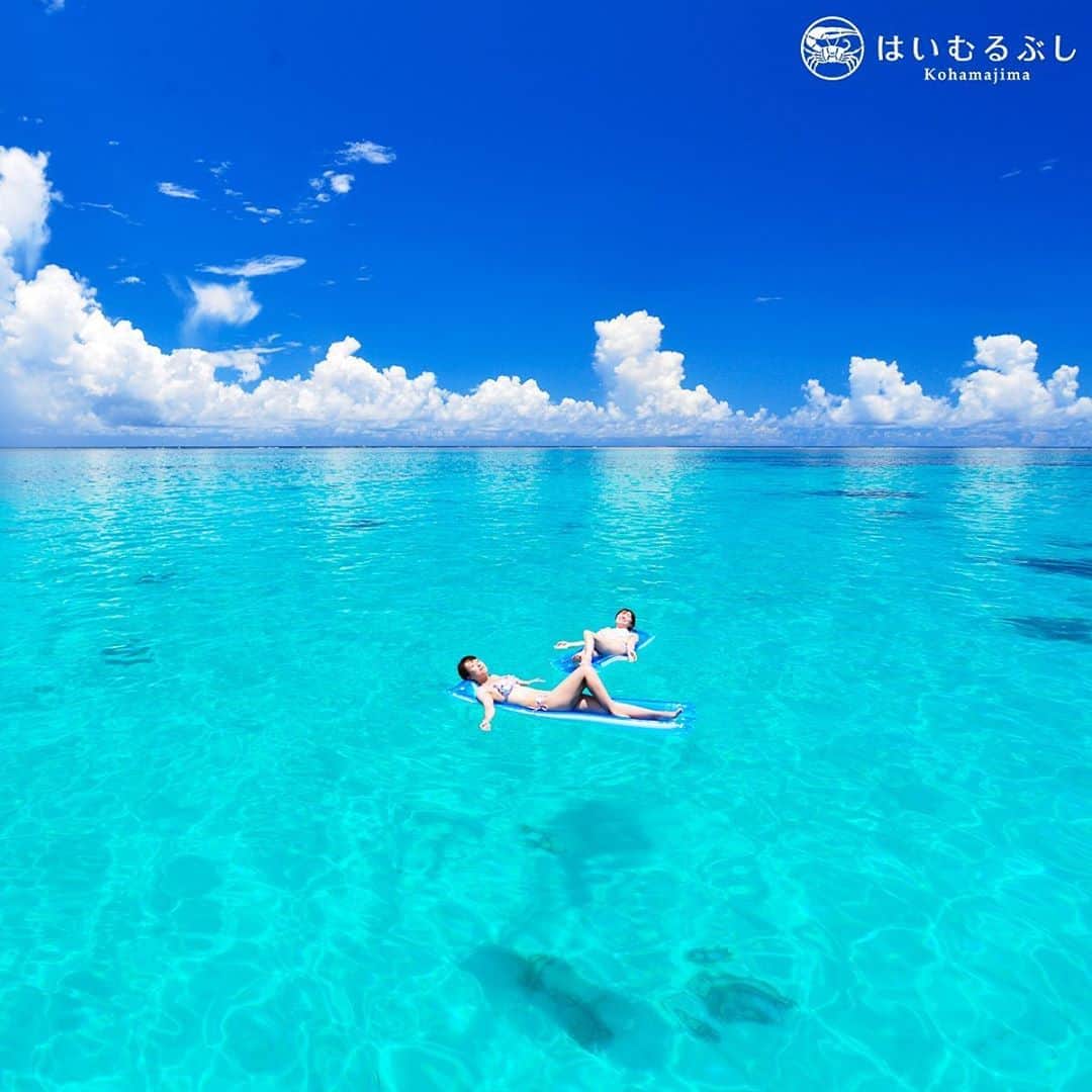 HAIMURUBUSHI はいむるぶしさんのインスタグラム写真 - (HAIMURUBUSHI はいむるぶしInstagram)「小浜島・はいむるぶしから癒しの風景をお届けします。 凪いだ青い海に浮かび寛ぐ離島の休日。 真っ白な海底の砂地に影が写り、宙に浮いているように見えます。 #沖縄 #八重山諸島 #青い海 #離島 #休日 #小浜島 #リゾート #ホテル #はいむるぶし」9月24日 8時03分 - haimurubushi_resorts