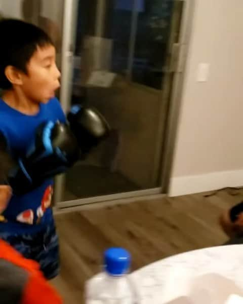 Noito Donaireのインスタグラム：「5th boxing lesson with Jarel and Opa.  He has a talent that he can correct his body upon command.  . #proudpapa #favoriteeldestson #7yo #talent #strong #power」