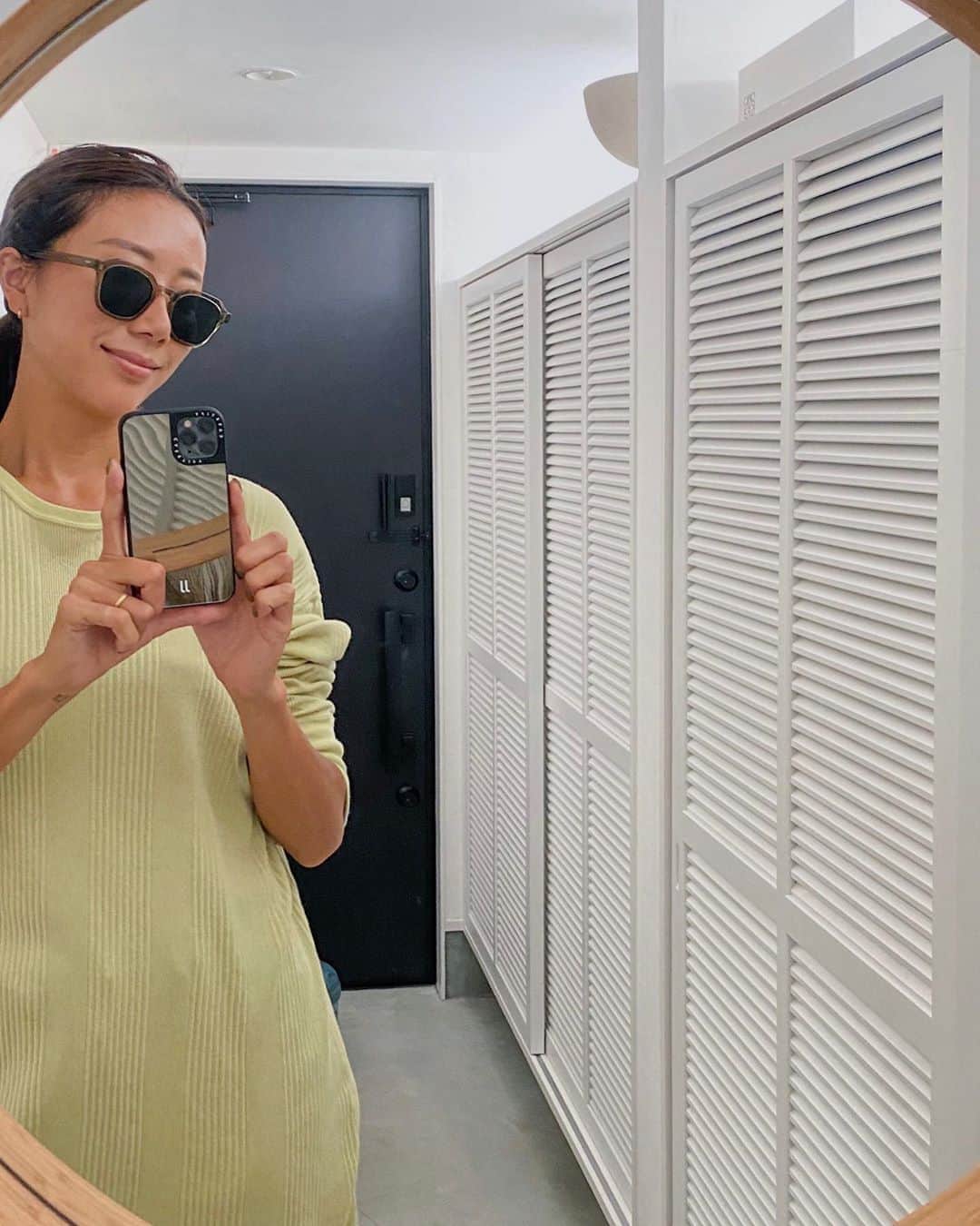 のインスタグラム：「.﻿ MIRROR🤳﻿ 便利そうとは思っていたけど﻿ 本当に便利だしおしゃれ♡﻿ ﻿ 好きな文字でカスタムできるのも楽しい‼︎﻿ わたしはjj👩🏾‍🦲﻿ ﻿ 15%オフのプロモーションコードをいただいたのでぜひ使ってね！﻿ 👉🏽「15JURI」﻿ ﻿ @casetify_jp ﻿ @casetify﻿ #CASETiFY﻿ #プロモーション﻿」