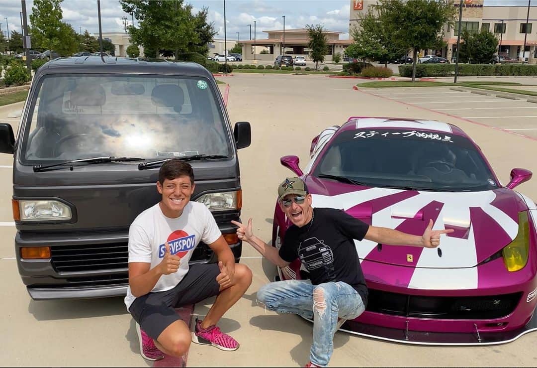 スティーブのインスタグラム：「It’s funny how small a Japanese Kei Truck looks in BIG Texas!! Not everything is bigger in Texas apparently  My bosozoku Ferrari vs JDM Mini Truck  何でも大きいテキサスに日本の小さな軽トラ。。不思議と良い感じにマッチしているよね！！」