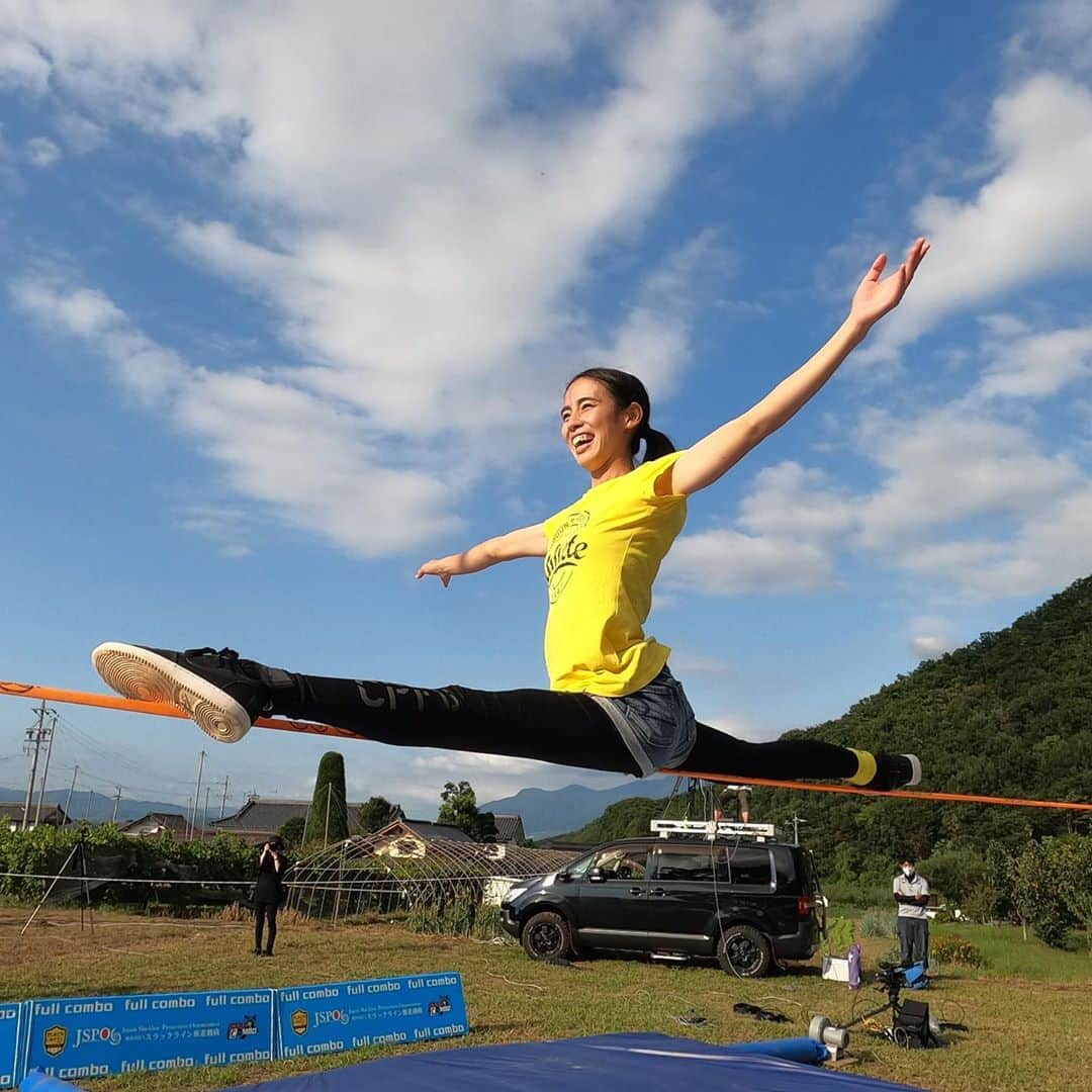 福田恭巳のインスタグラム：「フルコンボジャパンカップ 2020  @jspo_slack   連休3日は長野県での ジャパンカップに参加しました。 先日のビーチとは違うルールで 予選はオンラインで5位通過 本戦はみんな同じラインでの対決  全くラインを乗りこなすことが出来ず 10年やってて初めてかっていうくらい ラインに乗れなかったけど 対応できるところでやりくりして 順位を一つ上げて4位で フィニッシュ💪⭐️  目標だったシャインマスカットは 持って帰れなかったけど 大会に参加できてよかったです😊  コロナもあり娘もいて 今年は大会練習って感じの練習は なかなかできなかったけど 今年この三連休の大会を頑張れたのは 家族や仲間のサポートのおかげです。 ありがとうございます❤️  もう少し大会出て 頑張りたいなって思いました！  @jeeprealgames  @gibbonslacklines  @gibbonjapan  @karadafactory   #スラックライン #slackline #slacklife #gibbonslacklines #ジープ #jeep #JeepRealGames #ThePowerofReal #jeep_real  #yukimi #福田恭巳 #ママアスリート #女の子ママ #産後ダイエット #子どものいる暮らし  #体幹トレーニング #バランス #ヨガ #ピラティス  #gopro #goproのある生活」