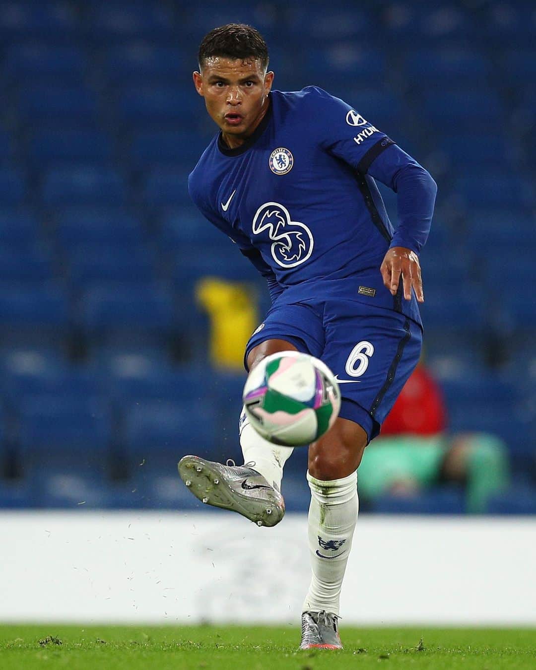 チアゴ・シルヴァのインスタグラム：「🇬🇧 Glad to be part of the @chelseafc team ! Great teamwork, blue’s night 💙🔵 🇧🇷 Feliz em fazer parte do @chelseafc ! Belo trabalho em equipe, a noite foi azul 💙🔵 🇫🇷 Heureux lors de mon premier match au @chelseafc ! Un beau travail d’équipe , nuit bleue 💙🔵 • • • #OhhThiagoSilva #CFC #Chelsea #ThiagoSilva #FamiliaSilva #ChelseaFC #London #LondonCalling #Londres #UnitedKingdom #England #Inglaterra #ThiagoIsBlue #WeAreBlue #ChelseaFans #BluesForever #cfcfans #chelseafootballclub #Chelseafcfans #MatchDay #CHEBAR」