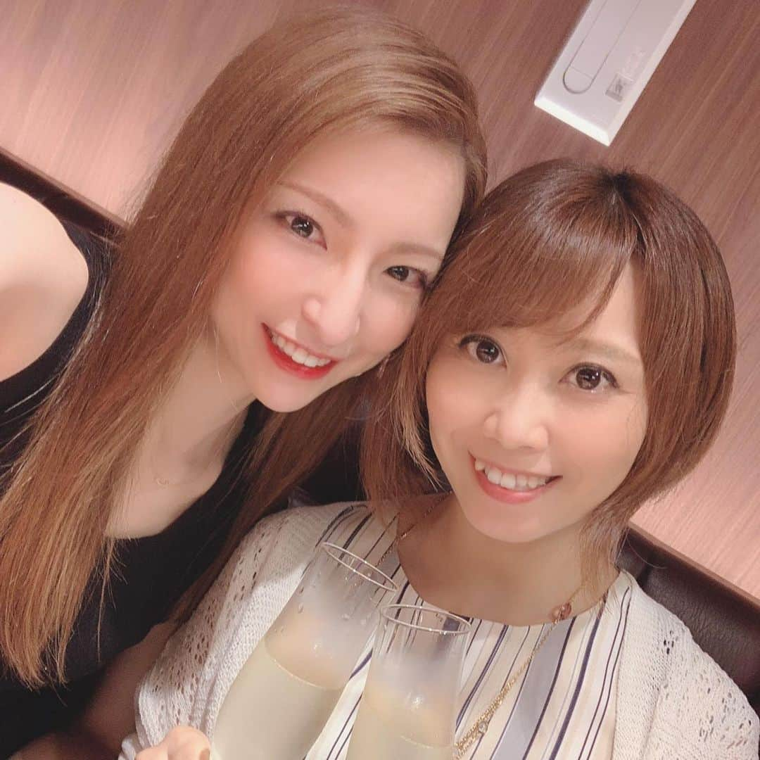 midoriyamaoのインスタグラム：「仲良しのはーちゃんにバースデーを祝ってもらいましたぁ😊💕 7月上旬の写真です！ 外食久しぶり過ぎてお酒も嗜む程度に飲んで、楽し過ぎて帰りたくなかったよー😂 はーちゃんちのワンコにも会いに行っておしゃべりして帰りました😊 祝ってくれてありがと〜😘 サイコーに楽しかったよ〜☺️❤️ #お誕生日お祝いしてくれてありがとう #プレゼントありがとう #sabon #親友からのプレゼント」