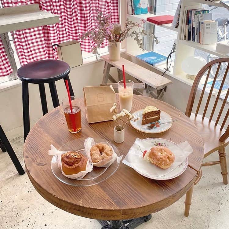 bis_web bis [ビス] さんのインスタグラム写真 - (bis_web bis [ビス] Instagram)「﻿ 🍞 𝑪𝒉𝒊𝒈𝒂𝒚𝒂 🍩﻿ ﻿ 美味しいパンや焼き菓子を頂けるベーカリーカフェ、｢Chigaya｣。﻿ 蔵前店（@chigaya_kuramae）ではギンガムチェックのカーテンが可愛らしい店内でゆったりとお茶することも🍰🤎﻿ ﻿ 𝑻𝒉𝒂𝒏𝒌 𝒚𝒐𝒖!﻿ @____tkym_m____﻿ @nice_araki0811﻿ @nmt_oo  @xxayapink   ﻿ #chigaya #チガヤ #chigaya_kuramae #チガヤ蔵前 #蔵前カフェ #東京カフェ #カフェ #カフェ巡り #パン屋 #パン屋さん巡り #パン屋巡り  #ベーカリー #クリームソーダ #かふぇすたぐらむ #bis_we」9月24日 19時07分 - bis_web
