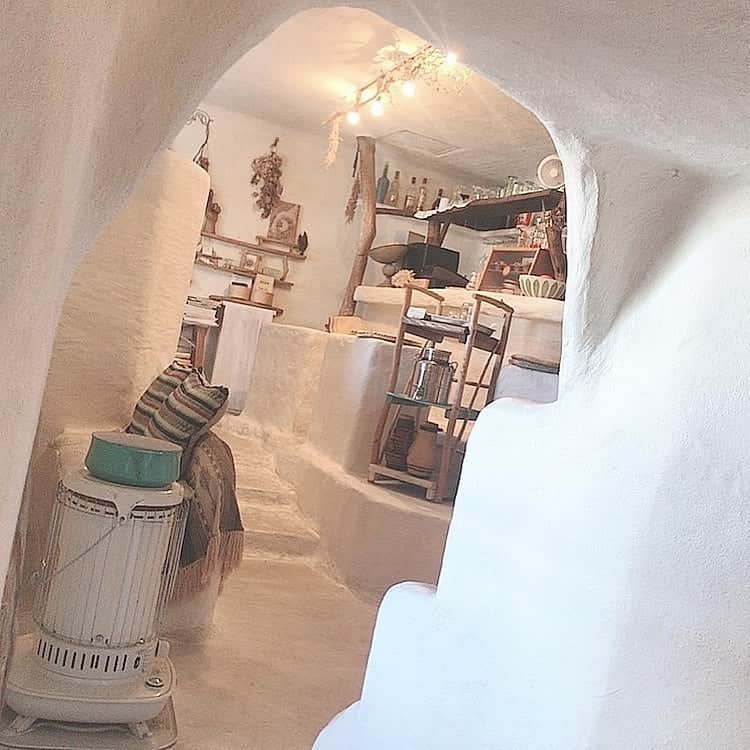SUCLEさんのインスタグラム写真 - (SUCLEInstagram)「#洞窟カフェ   兵庫県にある穴場カフェ『ティーダカフェ』は 洞窟のような秘密基地のようなカフェです✨  料理がおいしいのはもちろん 店内もとっても可愛いです🥺♡  ぜひ参考にしてみてくださいね🕊  📍teed Cafe 兵庫県姫路市町ノ坪４４０－１  🏠 @sucle_  では紹介する写真を募集中！ タグ付けやハッシュタグをつけてくれた投稿からも ピックアップした写真をリポストしています！﻿ #sucle をつける か このアカウントをタグ付けして投稿してね📸﻿  #sucle#シュクレ#洞窟カフェ☕️ #ティーダカフェ #カフェ巡り #カフェ巡り好きな人と繋がりたい #カフェ巡り部 #兵庫グルメ #兵庫県カフェ #兵庫旅行 #兵庫観光 #兵庫ランチ #兵庫県グルメ #穴場スポット #穴場カフェ #カフェ散歩 #カフェ好き #カフェ好きと繋がりたい #カフェスタグラム #カフェ飯 #姫路カフェ #姫路ランチ #姫路グルメ」9月24日 19時00分 - sucle_