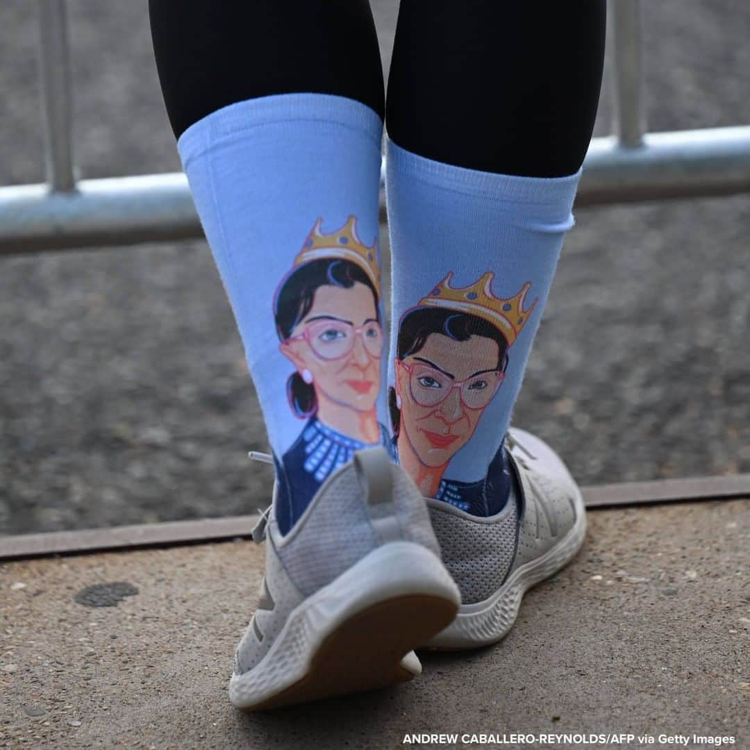 ABC Newsさんのインスタグラム写真 - (ABC NewsInstagram)「Woman waits for the arrival of the casket of Justice Ruth Bader Ginsburg at the Supreme Court for a private ceremony and two days of public viewing in Washington, DC. #rbg #ruthbaderginsburg #socks」9月24日 19時01分 - abcnews