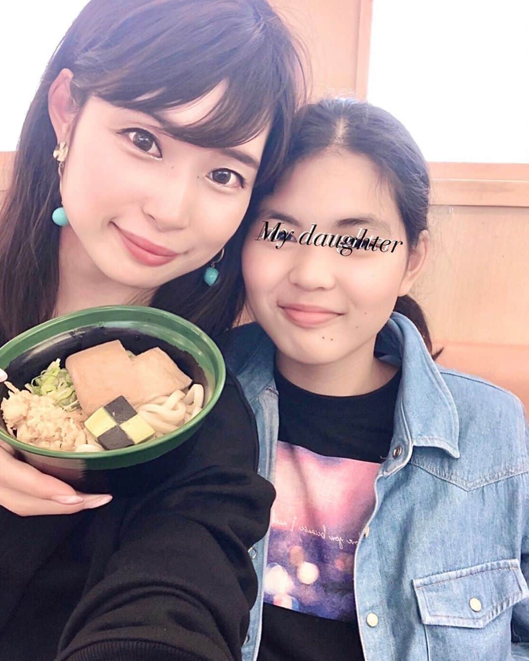 三佐和あやのインスタグラム：「家族で くらへ🍣 もちろん #鬼滅の刃 に惹かれて..😁﻿ なんやかんやで めっちゃ食べ盛り✨﻿ 全商品食べるし ガチャポンもあるし 忙しい〜 思わぬ散財💸 笑。 くらって お昼に食べようと思ったら 朝9時にはアプリで予約だね〜⏰﻿ ﻿ #大人女子 #ママ #マタママ #アラフォーママ #アラサー #ママ #中学生ママ #大人可愛い#おとなかわいい #かわいい #可愛い女の子 #かわいい女の子 #外食  #くら寿司 #寿司 #神戸グルメ #グルメスタグラム #グルメ好きと繋がりたい」