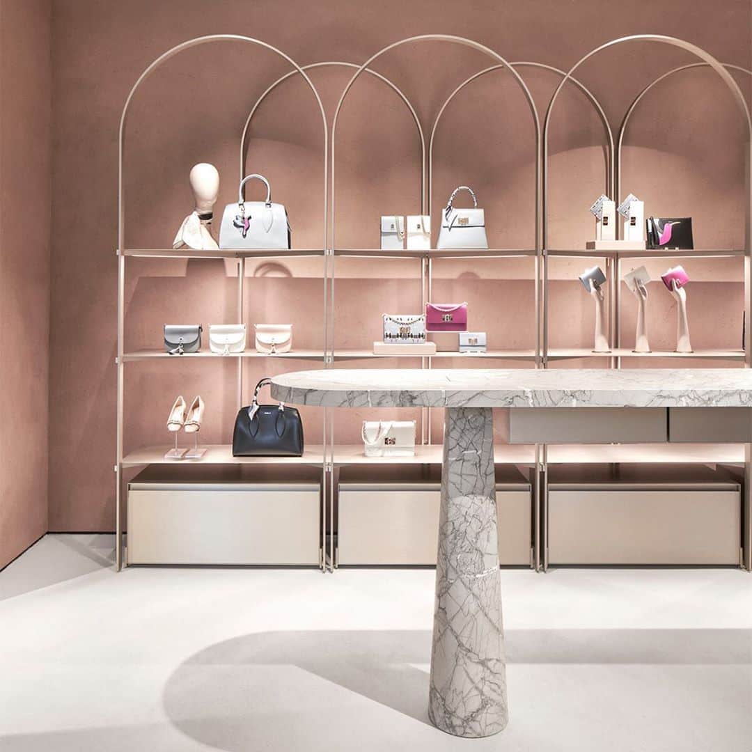 フルラのインスタグラム：「The vision of David Chipperfield Architects Milano marks Furla's new Milano Piazza Duomo boutique. Take the virtual tour via link in bio.  #furlaopeningparty #furla #accessories #fashion」
