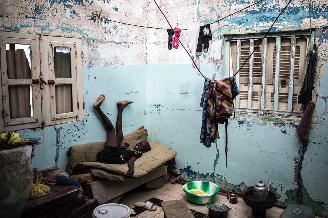 AFP通信さんのインスタグラム写真 - (AFP通信Instagram)「#AFPrepost 📷 @johngingerwessels - The Rising Seas - Bargny, Senegal - 2020. #senegal #bargny #climatchange #afp #afpphoto #photojournalism #reportage #reportagespotlight #documentary #climate #risingsealevels」9月24日 19時05分 - afpphoto