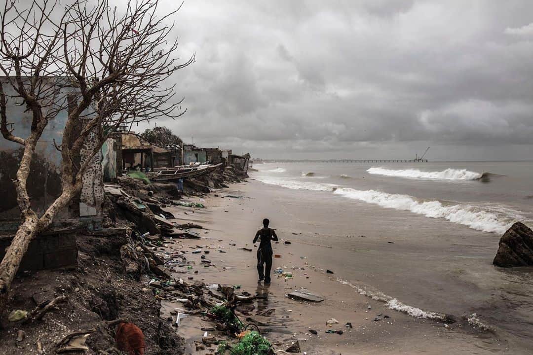 AFP通信さんのインスタグラム写真 - (AFP通信Instagram)「#AFPrepost 📷 @johngingerwessels - The Rising Seas - Bargny, Senegal - 2020. #senegal #bargny #climatchange #afp #afpphoto #photojournalism #reportage #reportagespotlight #documentary #climate #risingsealevels」9月24日 19時05分 - afpphoto