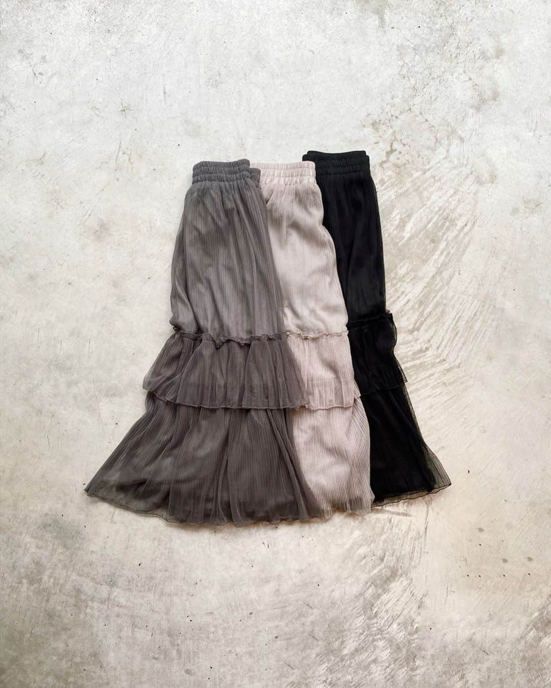 AMAILさんのインスタグラム写真 - (AMAILInstagram)「#AMAIL Chocolate dan skirt ¥10,000+tax color:C.GRY/BLK/GLY size:FREE 9月25日(金)12:00～予約販売スタート。 10月商品 #skirt」9月24日 17時36分 - amail_official