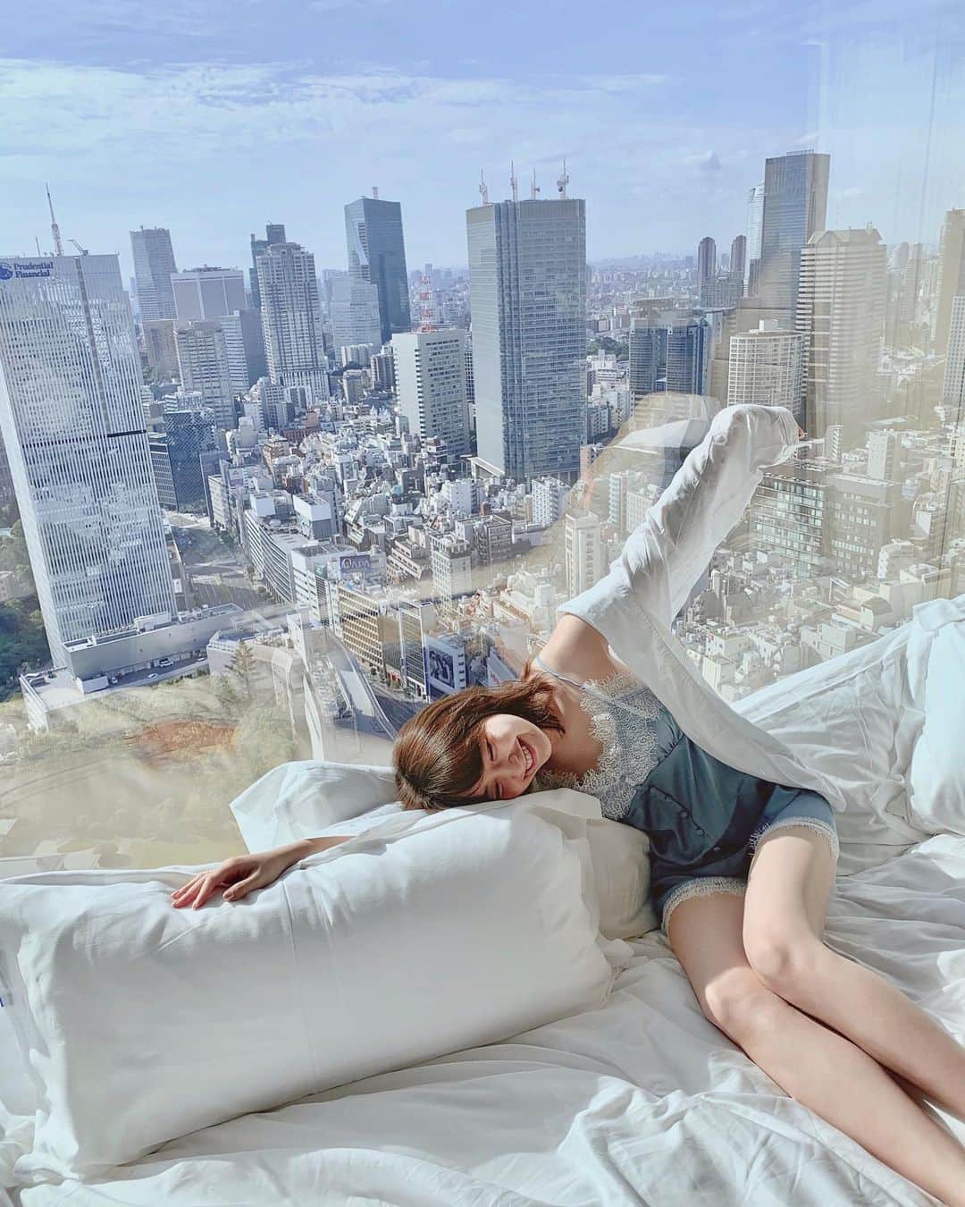 大野愛友佳のインスタグラム：「すこし寒くなってきて、 窓からの日差しがあったかく感じる🧸 . 夏に着ていたルームウェアも 羽織が必要になってきたころ。👗 . 私はもこもこよりも、 サテンとか優しい生地のさらさらしたものが好み。 . 冬に向けて新しいルームウェアも新調しましょうかね。 . . . #sugarlane#sugarlane_lingerie#roomwear#tokyoviews#satinwear #シュガーレーン#ルームウェアセットアップ#ルームウェア#部屋着コーデ#ルームウェア女子#サテンパジャマ#パジャマコーデ#パジャマパーティー#ザプリンスギャラリー東京紀尾井町#プリンスギャラリー#紀尾井町 📍The Prince Gallery Tokyo Kioicho,」