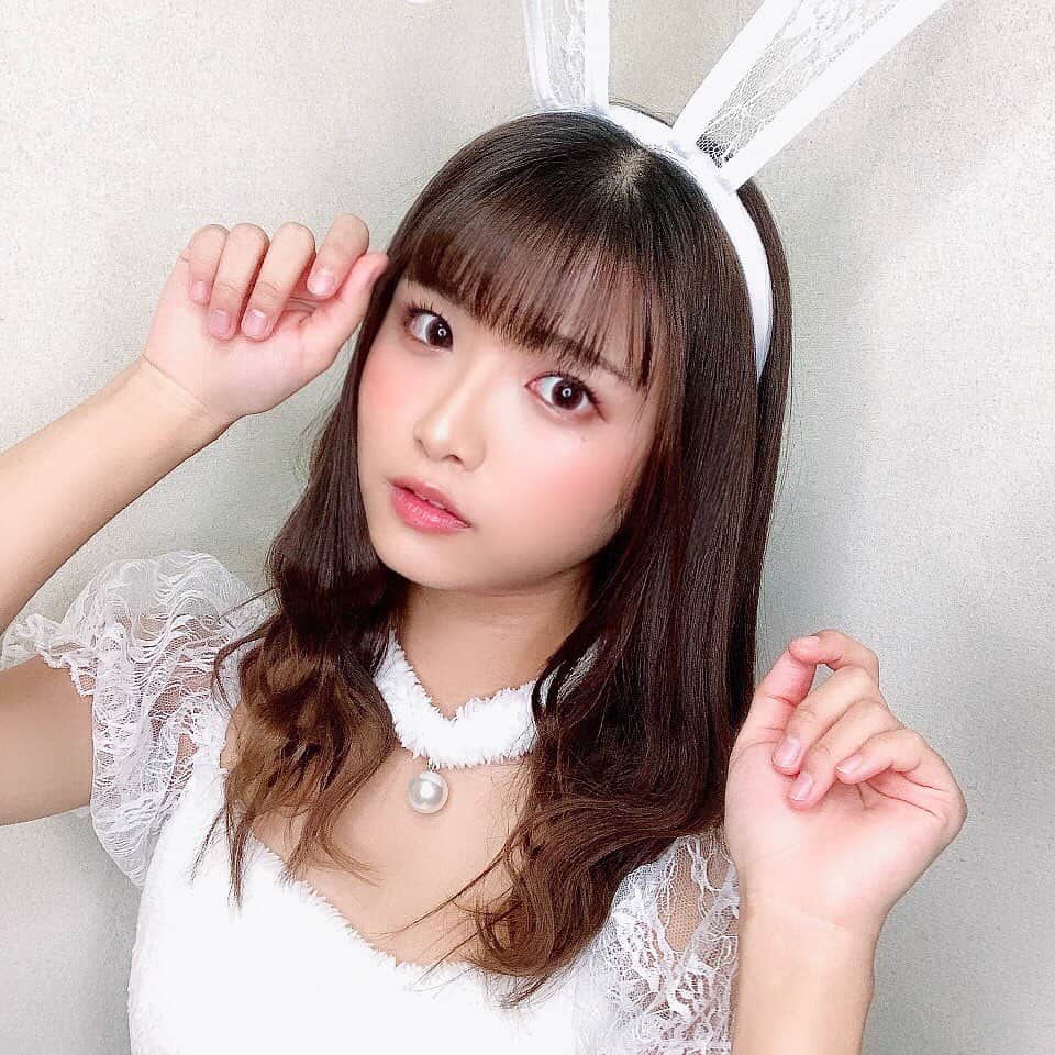 山本ゆうかのインスタグラム：「.﻿ ﻿ ﻿ ﻿ うさぎです！！！！！！！﻿ ﻿ ﻿ ﻿ 今年はユニバのホラーナイトが無いらしく﻿ お化け屋敷が好きな私的には悲しいです(´･ω･｀)﻿ ﻿ ﻿ ﻿ ディズニーは大人は仮装するのも禁止？なのかな？﻿ 悲しみの舞を踊ってしまいそうです。﻿ ﻿ ﻿ ﻿ 年末の年男とかも無くなっちゃいそう﻿ ﻿ ﻿ ﻿ #うさぎ #うさぎコスプレ #うさぎ仮装 #ハロウィン仮装 #たぬき顔  #portrait #ポートレート #撮影会モデル #ポートレートモデル  #ビジョビ #関西サロンモデル #サロン撮影 #スタイル撮影 #salonmodel #関西サロモ #被写体 #ポートレートしま専科  #キリトリセカイ #スクリーンに恋して #カメラマンさんと繋がりたい  #portraitphotography #good_portraits_world  #instagood #instaportrait #lovers_nippon  #イチナナライブ #17live」