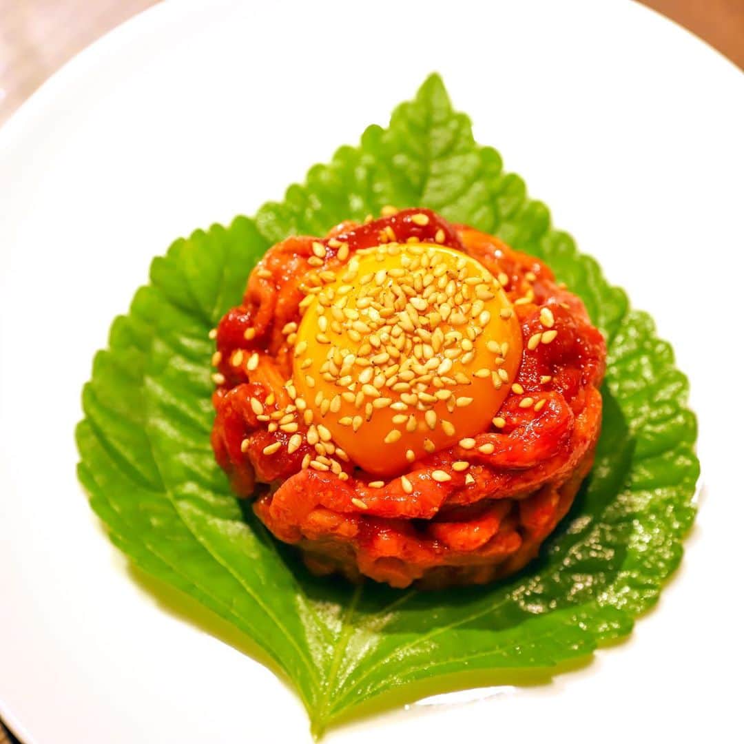 きょん。さんのインスタグラム写真 - (きょん。Instagram)「.  .  MIYAKOYA @miyakoya_official  先日 撮影でお伺いした @miyakoya_official 。  和牛が並んだ肉皿、 たまごと絡めていただく サーロインのすき焼きetc…。 (詳しくは2枚目の動画をcheck!)  炊きたて土鍋ごはんに 焼いたお肉をライスオンして オプションのたまごを乗せたら 欲丼のできあがり🤤  食後の ホームランバーは なんと0円...🥺⚾︎  #焼肉MIYAKOYA#撮影 #yakiniku#dinner#kobe」9月24日 17時42分 - kyon_tokiiro