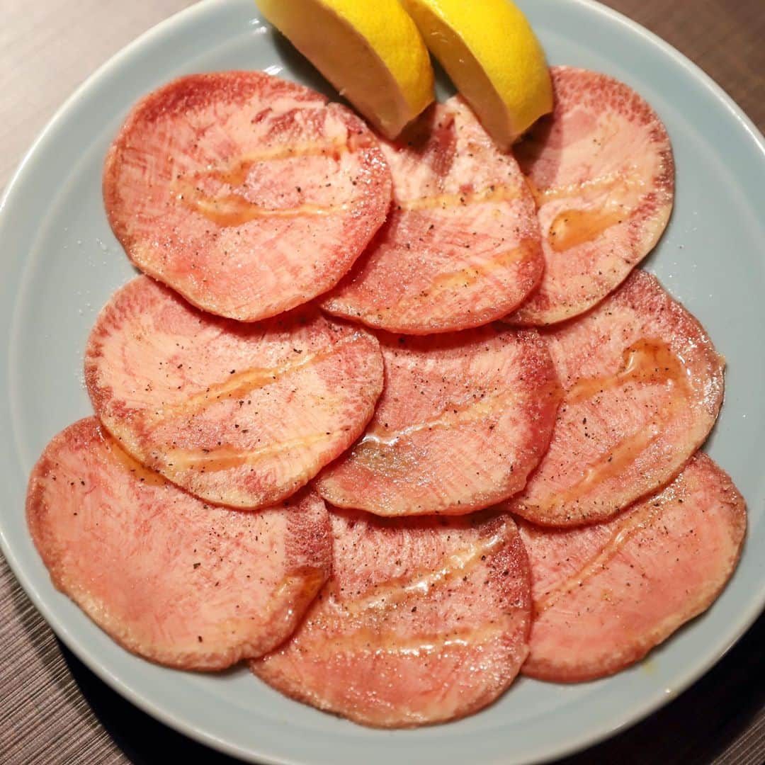 きょん。さんのインスタグラム写真 - (きょん。Instagram)「.  .  MIYAKOYA @miyakoya_official  先日 撮影でお伺いした @miyakoya_official 。  和牛が並んだ肉皿、 たまごと絡めていただく サーロインのすき焼きetc…。 (詳しくは2枚目の動画をcheck!)  炊きたて土鍋ごはんに 焼いたお肉をライスオンして オプションのたまごを乗せたら 欲丼のできあがり🤤  食後の ホームランバーは なんと0円...🥺⚾︎  #焼肉MIYAKOYA#撮影 #yakiniku#dinner#kobe」9月24日 17時42分 - kyon_tokiiro