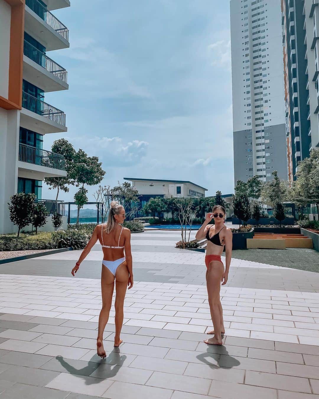 マディソン・ウィルソンのインスタグラム：「We are pretty much the same person 🖤 @bethan_mounfield」