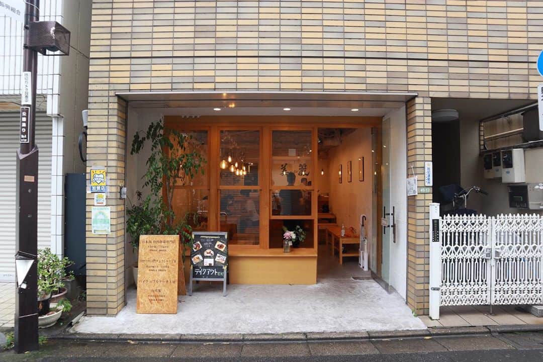 石井輝明さんのインスタグラム写真 - (石井輝明Instagram)「下高井戸。 明日はスーパーベストネタダンテです。 漫才17本します。 朝から夕方まで別の仕事があって、ヘトヘトの状態からライブがスタートするので、終わる頃には溶けてなくなってるかもしれません。 見届けていただければ幸いです。  #meili #cafe #coffee #カフェ #東京カフェ #下高井戸カフェ #カフェ芸人 #台湾珈琲 #明日は体力との戦い #ベストネタの時はいつもそう #筋トレしてるけど #走ったりしてないから #たぶんバテる #怖い #怖いけど頑張る #終わって何のご褒美もないけど #でも頑張る」9月24日 17時47分 - comandanteishii