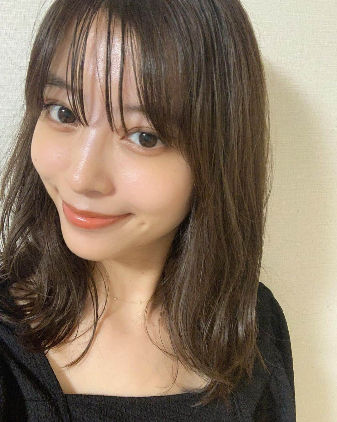 佐藤あやさんのインスタグラム写真 - (佐藤あやInstagram)「最近のヘビロテコスメ。 ①エトヴォス @etvos.jp ミネラルリッププランパー ハニーテラコッタ 美容成分がたっぷり含まれたリップで発色も良いのでお気に入り💕 載せて無いけどアイシャドーのヴィンテージグリッターもめちゃくちゃ可愛いのでチェックしてほしい🥺💖 ２つ合わせるとオゥタムッッッ！！！て感じのおしゃ抜け顔になるのでそろそろやろうかな🍁 . ②フィトリフト @phytolift オーロラUVミルク 日焼け止め効果のある下地なのですが、肌をオーロラ効果ですごく綺麗に見せてくれます✨ 一度使ったら手放せなくなった🧡 ファンデ無しでも充分だしマスクしてても崩れにくい🙆🏻‍♀️ . ③米肌 @maihada コンシーラー 03オレンジベージュ 03はクマのために作られたカラー。 使った人みんな絶賛してたので取り入れてみたらほんとすごい！クマが消える！！ カバーしました！って感じの厚塗り感は出ないのでクマ気になる人は使ってみてね🐻 . そういえばマスク生活になってからチークはほとんど使ってないんだ〜😷 なんかちょうどマスクに擦れそうな位置だから。。 チークは今まで自分のメイクに欠かせなかったのでかなり大きい変化！ チークがないと顔のバランスがかなり変わってくるから毎日研究中です👩🏻‍🔬 .  #etvos#cosmekitchen#phytolift#maihada#lipstick#lip#eyeshadow#aw#naturalcosmetics#organiccosmetics#organic#mother#mineralcosmetics#エトヴォス#フィトリフト#米肌#ミネラルコスメ#リップ#コンシーラー#下地#コスメキッチン#オーガニック#オーガニックコスメ#ナチュラルコスメ#アイシャドウ#ふぁの感動シリーズ#敏感肌#敏感肌コスメ」9月24日 17時51分 - faafa8