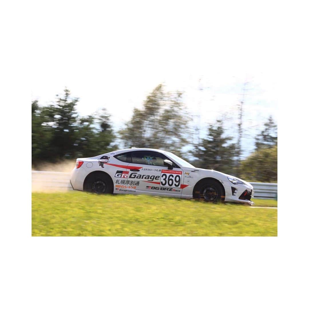 平中克幸のインスタグラム：「. 今回のレースはトヨタカローラ札幌さん からのエントリーになります。 . . シンプルですが自分が速く走れば カッコよく見えてくるかな？😁 . . . #トヨタカローラ札幌 #grgarage札幌厚別通 #カロリンレーシング #koshido #ficata #でちゃう #アリア #bigdaddygraphics #dunloptires  #toyota86 #制動屋  #seidoya #tokachispeedway  #十勝スピードウェイ」