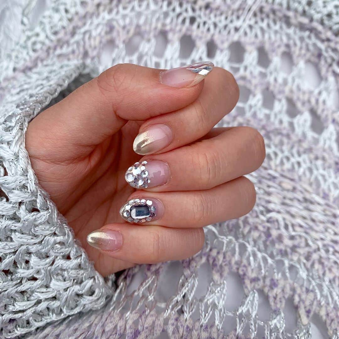 高松チェルシーリナのインスタグラム：「. ウェディングフォトの時のネイルはこちらです💅✨✨(ちょっと伸びちゃってるすみません) . オシャレモンスターのくみちゃん @azuma.kumi のネイルを真似して、ミラーネイルのフレンチ。💕 何本かの指にストーンとキラキラパーツ乗せて、普通すぎず、奇抜すぎないブライダルネイルにしてもらいました🥰🥰💕💕 . 担当はいつものこいさん🥰 抜群の仕上がり、ありがとうございました🥺 . #ブライダルネイル#ミラーネイル#フレンチネイル#シルバーネイル#ブライダルフォト#ネイルデザイン」