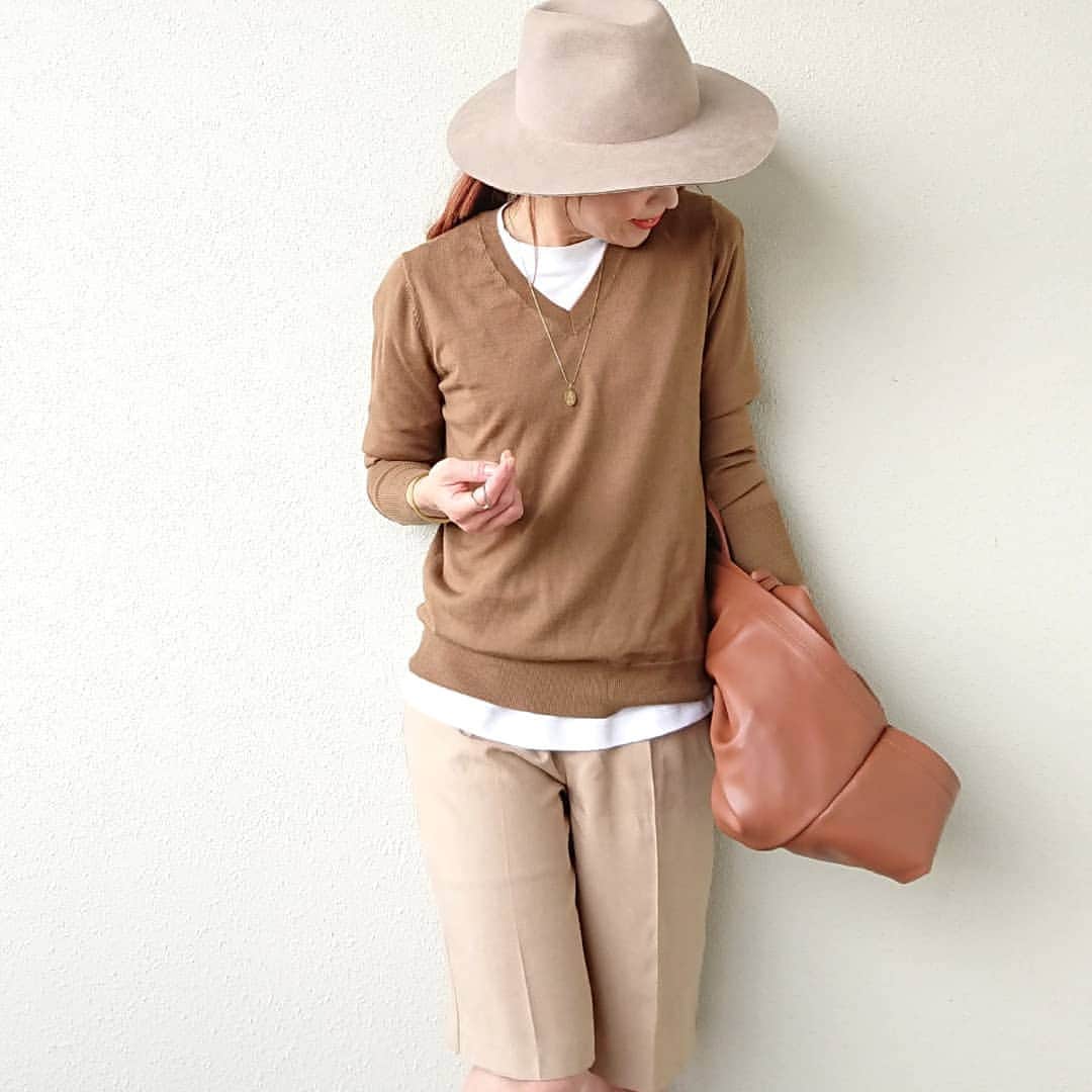 nori0620のインスタグラム：「この時期に丁度いいニット🍂✨  #エクストラファインメリノvネックセーター @uniqlo   １枚でも重ね着も楽しめるように Lサイズを  袖のリブが少し長めがかわいい♪  #エクストラファインメリノｖネックセーター #エアリズムオーバーサイズtシャツ @uniqlo  #パンツ #ソフトビッグトートバッグ  @gu_global  #ハット @zara  #instafashion #fashionsnap #fashiongram #code #fashion#outfit #ファッション #コーデ#コーディネート #秋ファッション #秋ニット #uniqlo#uniqloginza2020FW #uniqloginza#ユニクロコーデ#エクストラファインメリノvネックセーター #ユニクロニット族 #ユニクロニット部 #ニットコーデ#PR #プチプラコーデ #ママファッション」