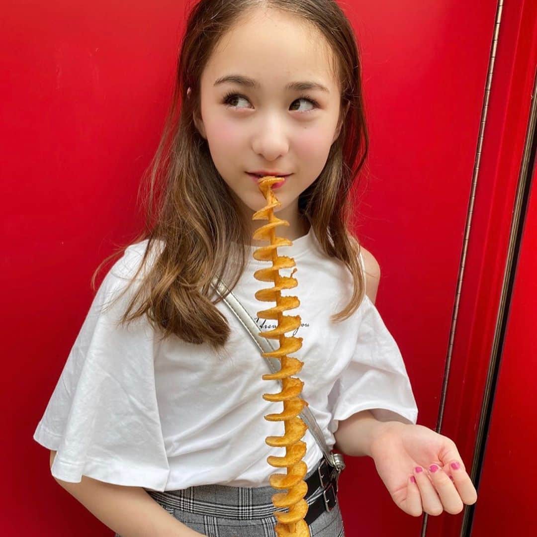 サマーヘイズ・アイラのインスタグラム：「初めて食べた✨むしゃむしゃ食べてしまった❤︎  #サマーヘイズアイラ #アイラ#アイラサマーヘイズ #cuugal#キューガル  #js#jsガール#js6#小6女子 #longlongerlongest」