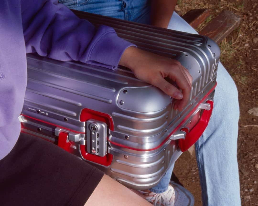 リモワさんのインスタグラム写真 - (リモワInstagram)「A twist on one of the most iconic luggage designs of all time.⁣⁣ ⁣⁣ ⁣⁣ ⁣⁣Discover your RIMOWA Original Twist colour at RIMOWA.com.  ⁣⁣#RIMOWA #RIMOWAoriginal #RIMOWAtwist」9月24日 18時00分 - rimowa
