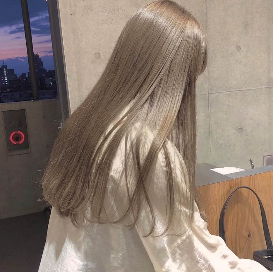 のインスタグラム：「.⁣ 秋カラーには、触れたくなるような柔らかさを感じる「まろやかなベージュ」が気分なの♡⁣ .⁣ まろやかな温かみを感じる色味は、お洒落な秋の雰囲気にぴったりな予感。⁣ 思わず視線を奪われてしまいそうなほど美しいハイトーンカラーで、あなたの魅力をもっと引き出してみませんか？⁣ .⁣ MERYでは他にも「かわいい」に近づくさまざまな情報を発信しています。⁣ @mery.beauty コスメ・美容に特化した情報をお届け♡⁣ @mery_spot 話題のカフェやお出かけスポットをご紹介！⁣ @_meryshop_  MERYセレクトの可愛いアイテムがたくさん⁣ こちらもぜひチェックしてみてください！⁣ .⁣ .⁣ photo by @sunaga.natsumi⁣ .⁣ #MERY #regram #instagram #instahair #hair #hairstyle #머리스타그램 #ベージュ #ベージュカラー #秋カラー #トレンドカラー #シアーベージュ #ハイトーン #ハイトーンベージュ #ブラウンベージュ #ハイライトカラー #ブロンドヘア #ホワイトベージュ #ブリーチカラー #透明感 #透明感カラー #お洒落カラー #フレンチガーリー #ガーリー #ヘア #ヘアスタイル #お洒落 #お洒落さんと繋がりたい #MERY女子 #メリー」