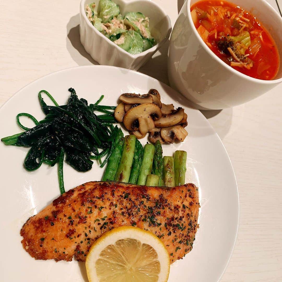 梅田えりかさんのインスタグラム写真 - (梅田えりかInstagram)「最近お魚メニュー作るのにハマってます🐟  サーモンのムニエルが我ながら上出来でした🤤👏  2枚目はめかじきの照り焼き🐟これはよく実家で出てきていて好きだった✌️  ゆるーく減量中だからお米は最近週一とかにしてるんだ🥺あぁ愛しのお米さん🌾  あ！ストーリーにも最近よく載せてるビーモンスターっていうボクササイズも始めたんだっ🤗🥊45分間ノンストップで動き続けるからものすごくハードなんだけど、ハマっちゃって😜🥊🎉スポーツするの何年ぶりだろ🤭  #料理 #家庭料理 #料理写真 #料理記録 #料理上手になりたい #おうちごはん #料理好き #クッキング #クッキングラム #instacooking #cooking #cookingram #cookingtime #cookinglove #cookingathome #food #foodporn #foodie #foodstagram #ジム #トレーニング #エクササイズ #ストレッチ #筋トレ #ダイエット #低糖質 #糖質制限 #diet #training #gym」9月24日 18時00分 - umeeri524