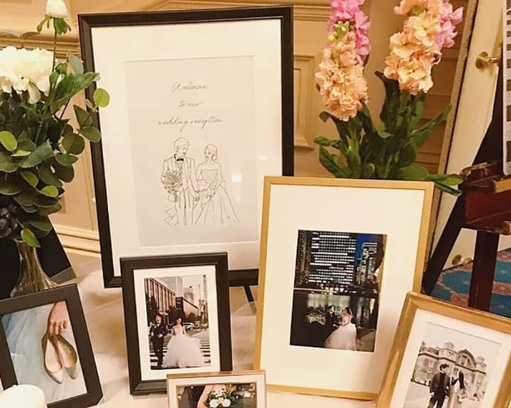 ゼクシィさんのインスタグラム写真 - (ゼクシィInstagram)「【前撮りフォト活用❤️ウエルカム装飾のおしゃれ実例】 . 前撮り写真を結婚式のアイテムに使いたいという人は多いはず。 「できることなら、おしゃれに仕上げたい！」 そんな人に向けて、今回ご紹介するのは、 雰囲気のある写真を使って仕上げた ウエルカム装飾の２つの実例です📸🕯 . 【実例１】1〜3枚目 ウエルカムスペースには前撮り写真そのものを飾ろうと考え ハワイ挙式の写真の中で、お気に入りのものを🌴 装飾のポイントは、写真を生かし、かつ統一感を大切に、 アイテムの色を白・黒・ゴールドにしぼって、 アンティーク感を演出したことだそう☺️❣️ （hm_hawaii_wedding さま） . 【実例２】4〜6枚目 お気に入りの一枚をモノクロにしたウエルカムボード💐 ナイトウエディングだったのと、 会場の雰囲気に合わせて、フォトフレームは ゴールドと黒で統一してシックに💎 ウエルカムボードは印刷会社にオーダー。 フォトフレームは自分で手配して装飾したそう😍 （優希さん） . 詳細は #ゼクシィアプリ をチェック！ 「前撮りフォト活用♪ペーパーアイテム＆ウエルカム装飾おしゃれ実例8」 . +♥+:;;;:+♥+:;;;:+♥+:;;;:+♥+:;;;:+♥+:;;;:+♥ . プロポーズから結婚式まで素敵なお写真募集中📸 . ゼクシィ公式アカウントでお写真を紹介してみませんか？ 【#ゼクシィ2020】 を付けて投稿してください💌 . +♥+:;;;:+♥+:;;;:+♥+:;;;:+♥+:;;;:+♥+:;;;:+♥ . ▼公式アプリもCHECKしてね ゼクシィアプリはURLから🙌 @zexyrecruit  #ペーパーアイテム#ペーパーアイテムdiy#ペーパーアイテム手作り#花嫁diy#diy _ #ウェディングアイテム#ウェディング小物#席次表#招待状#メニュー表#席札#プロフィールブック#卒花#卒花嫁 _ #2020冬婚#2020秋婚#2020夏婚#2021春婚#結婚準備#結婚式準備#全国のプレ花嫁さんと繋がりたい#日本中のプレ花嫁さんと繋がりたい#花嫁#ウェディング _ #プレ花嫁#ゼクシィ#ちーむゼクシィ#幸せが動きだしたらゼクシィ」9月24日 18時00分 - zexyrecruit
