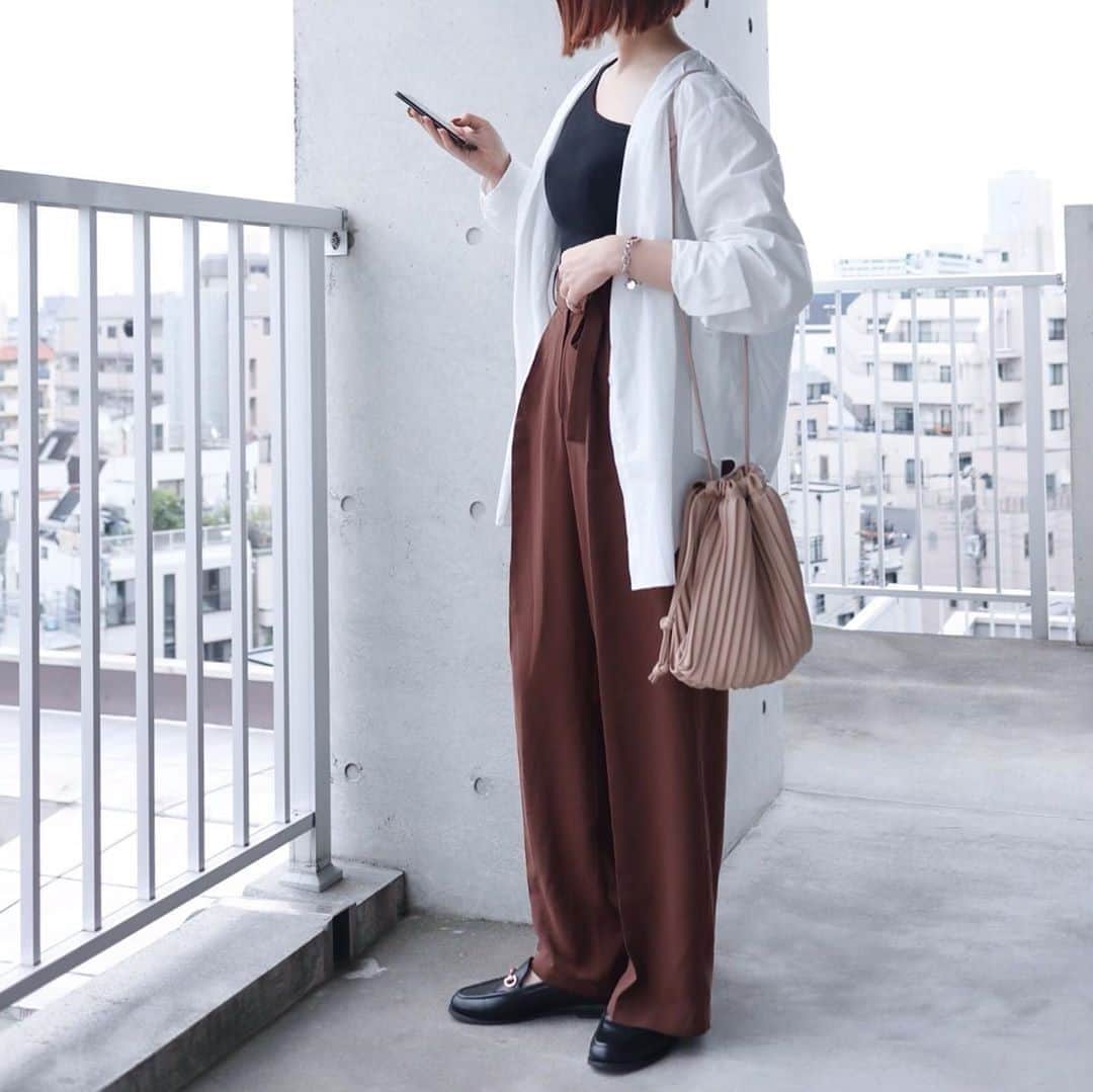 DHOLIC SNAPのインスタグラム：「@chi0028さんの#dholicsnap⁠ 　⁠ TOPS/PANTS：@dholic_official⁠ 　⁠ 【STYLE】⁠ #giveu⁠ #ノーカラーフライフロントシャツ⁠ 全3色￥4,928(税込)⁠ 　⁠ 【LADIES】⁠ #リボンワイドパンツ⁠ 全3色￥3,993(税込)　⁠ ⁠ みなさんもぜひ#dholicsnap をつけて⁠ コーディネートを投稿してください📸💕⁠ 　⁠ ※上記以外のご着用アイテムにつきましては品切れ商品、または、私物となります。⁠ 　⁠ #DHOLIC#dholicism#fashion#ootd⁠ #プチプラコーデ#今日のコーデ#今日の服⁠ #秋コーデ#秋ファッション#ワイドパンツ⁠ #パンツコーデ#シンプルコーデ#大人カジュアル」