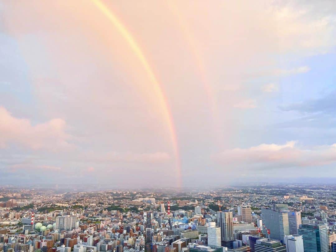 𝕟𝕒𝕞𝕚𝕔𝕙𝕒𝕟のインスタグラム：「﻿ 朝方一瞬あらわれた﻿ 大きなダブルレインボー🌈🌈﻿  ﻿ 神秘的で美しくてエネルギッシュで﻿ " 大丈夫😌なんでもできるよ️️️✨⛅️ "﻿  ﻿ って言われた気がした☀😚️💞﻿  ﻿ #横浜 #景色 #虹 #rainbow #doublerainbow #地球﻿ #自然 #空 #earth #神秘的 #energisch #beautiful」