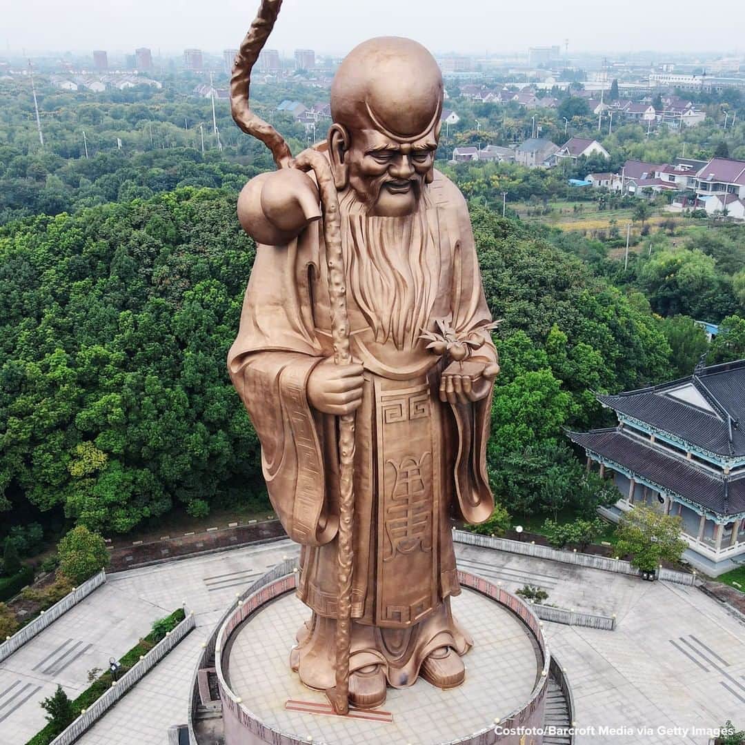 ABC Newsさんのインスタグラム写真 - (ABC NewsInstagram)「Towering bronze sculpture of the God of Longevity watches over the city of Rugao in China. #sculpture」9月24日 18時01分 - abcnews