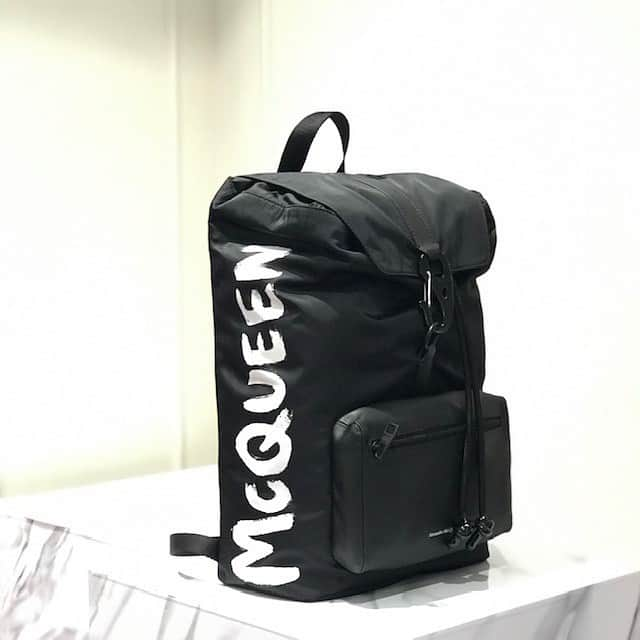 HANKYU.MODEさんのインスタグラム写真 - (HANKYU.MODEInstagram)「Alexander McQueen AW2020 COLLECTION At Hankyu MEN'S OSAKA 3F #Hankyu #HANKYUMODE #umedahankyu #阪急うめだ本店 #うめだ阪急 #阪急百貨店 #osaka #umeda #hankyumensosaka #阪急メンズ大阪 #mode #アレキサンダーマックイーン #グラフィティーロゴ #ユニセックス #トートバッグ #ボディバッグ #バックパック #キャップ #ストール」9月24日 18時07分 - hankyumode