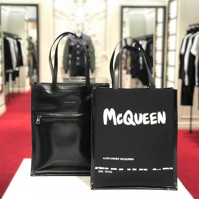 HANKYU.MODEさんのインスタグラム写真 - (HANKYU.MODEInstagram)「Alexander McQueen AW2020 COLLECTION At Hankyu MEN'S OSAKA 3F #Hankyu #HANKYUMODE #umedahankyu #阪急うめだ本店 #うめだ阪急 #阪急百貨店 #osaka #umeda #hankyumensosaka #阪急メンズ大阪 #mode #アレキサンダーマックイーン #グラフィティーロゴ #ユニセックス #トートバッグ #ボディバッグ #バックパック #キャップ #ストール」9月24日 18時07分 - hankyumode