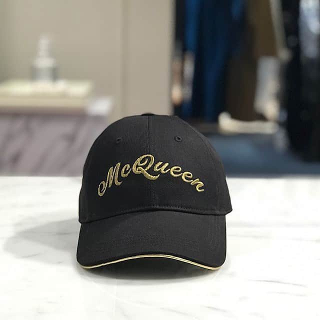 HANKYU.MODEさんのインスタグラム写真 - (HANKYU.MODEInstagram)「Alexander McQueen AW2020 COLLECTION At Hankyu MEN'S OSAKA 3F #Hankyu #HANKYUMODE #umedahankyu #阪急うめだ本店 #うめだ阪急 #阪急百貨店 #osaka #umeda #hankyumensosaka #阪急メンズ大阪 #mode #アレキサンダーマックイーン #グラフィティーロゴ #ユニセックス #トートバッグ #ボディバッグ #バックパック #キャップ #ストール」9月24日 18時07分 - hankyumode